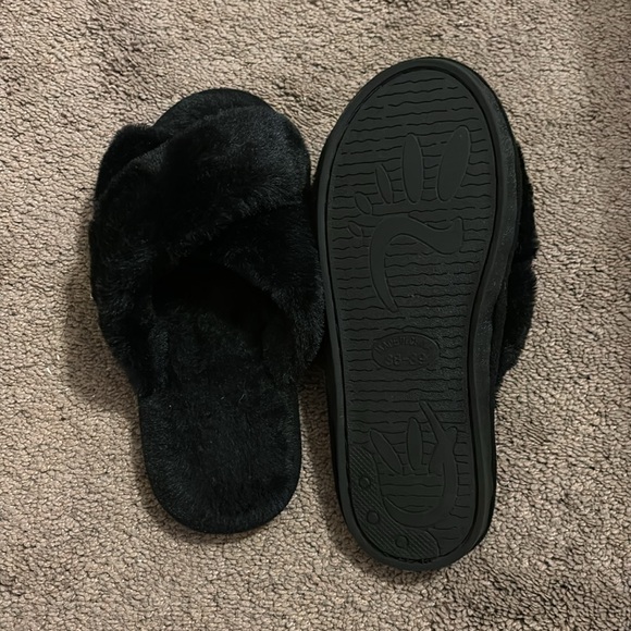 🐻 Fuzzy Slippers 🐻 - Picture 2 of 2